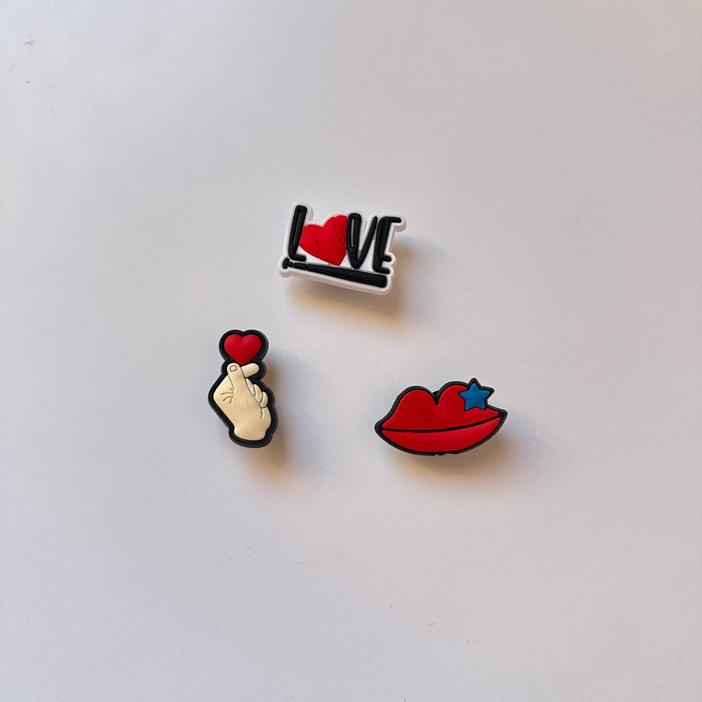 Pins pack love