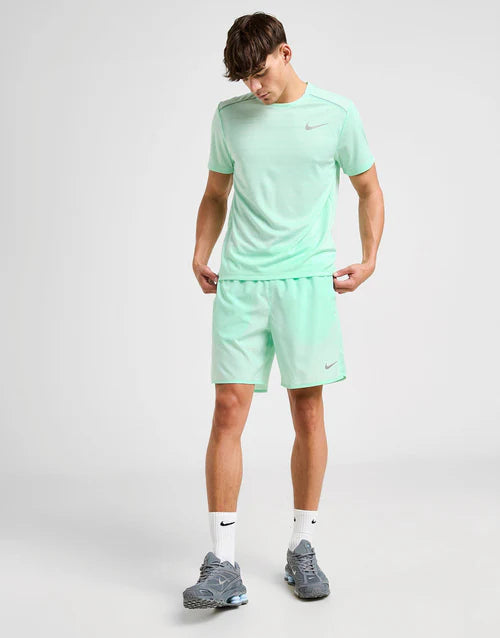 NIKE MILER T-SHIRT & NIKE CHALLENGER 7" SHORTS SET PLAYFUL PINK